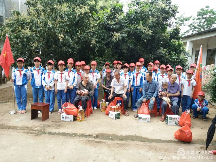 学雷锋 送爱心 ——灵山镇中心小学少先队开展三月“学雷锋”系列活动