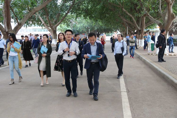 灵山镇中心小学顺利完成三年期北师大合作项...